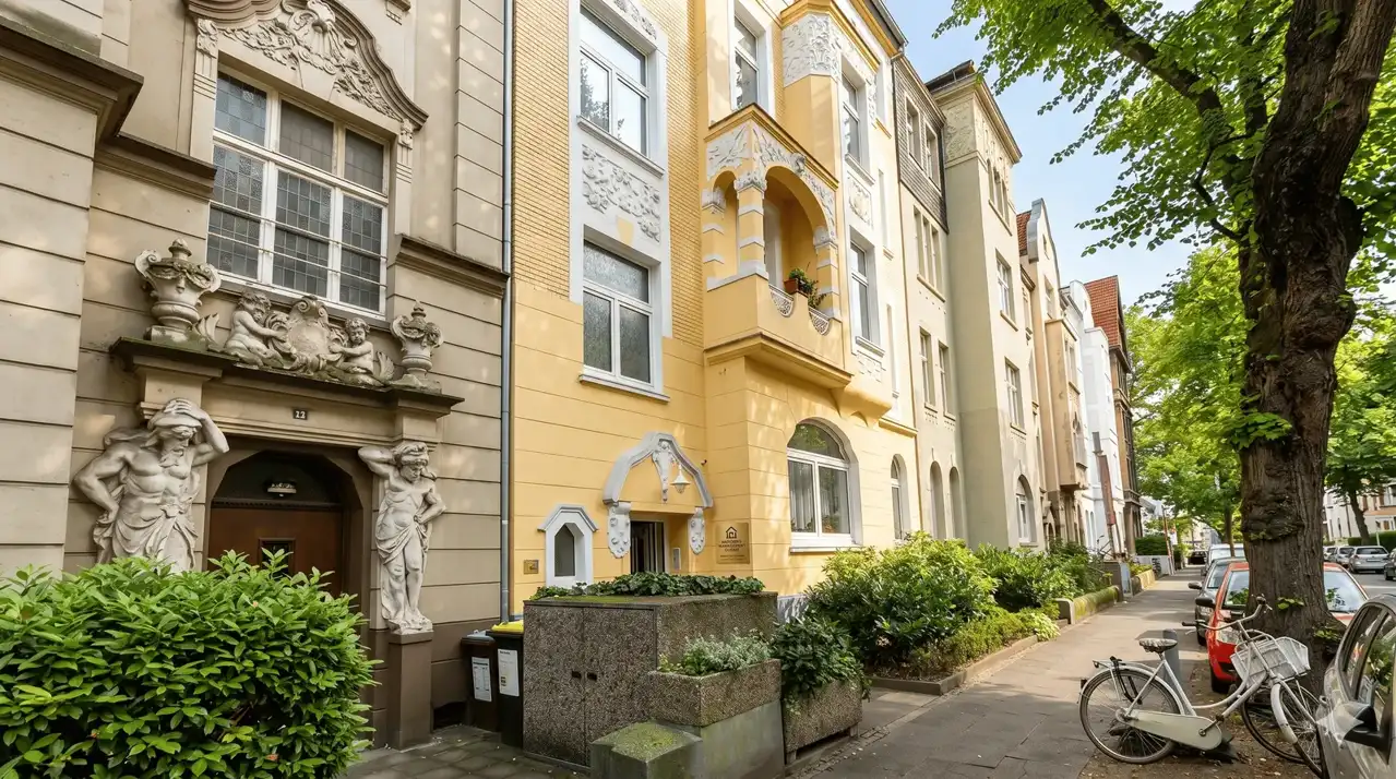 Klassisches Mehrfamilienhaus Fassade